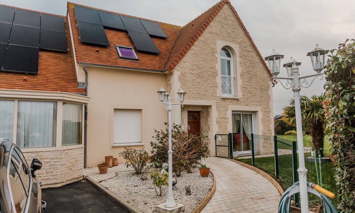 Courseulles-sur-Mer Apartment | 'Courseulles Comme À La Maison' Apartment with Private Terrace and Wi-Fi