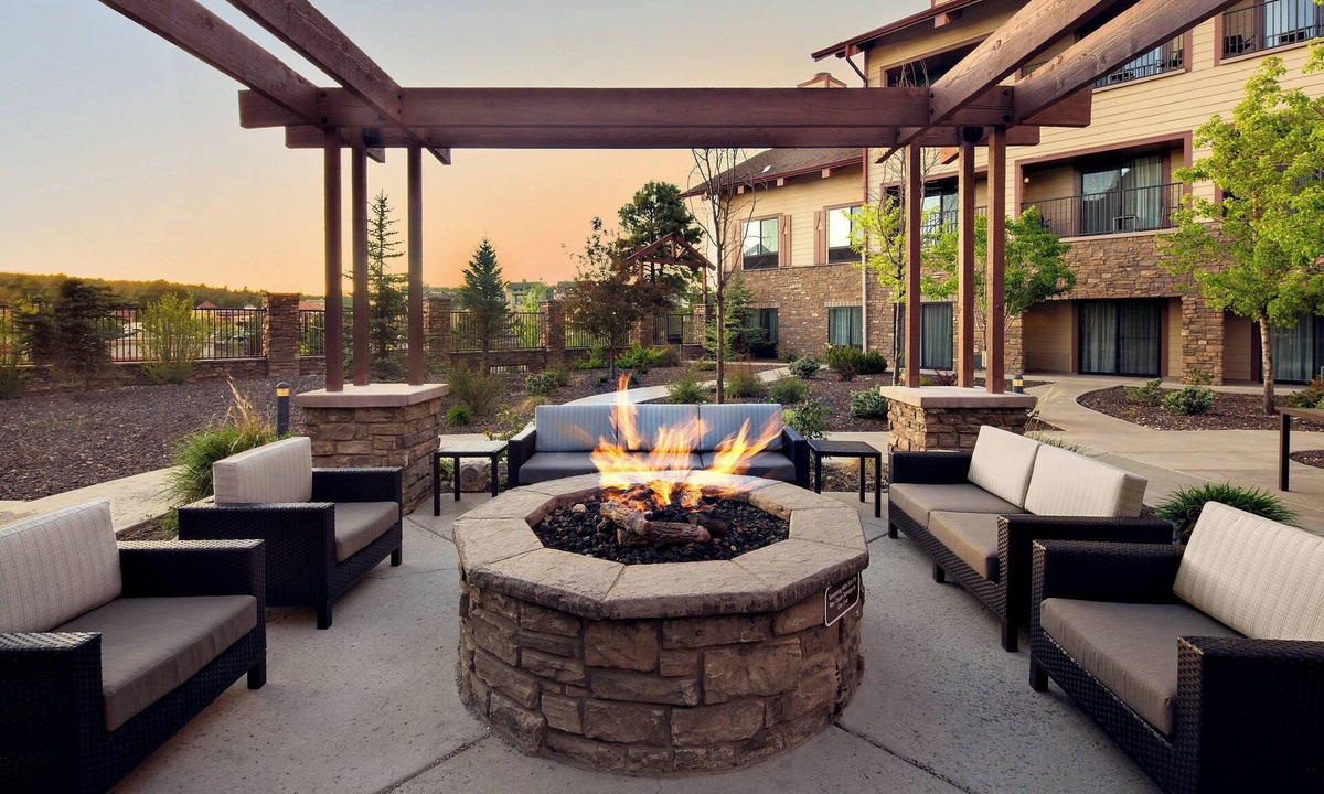 Woodlands Village Hotel | Courtyard Flagstaff