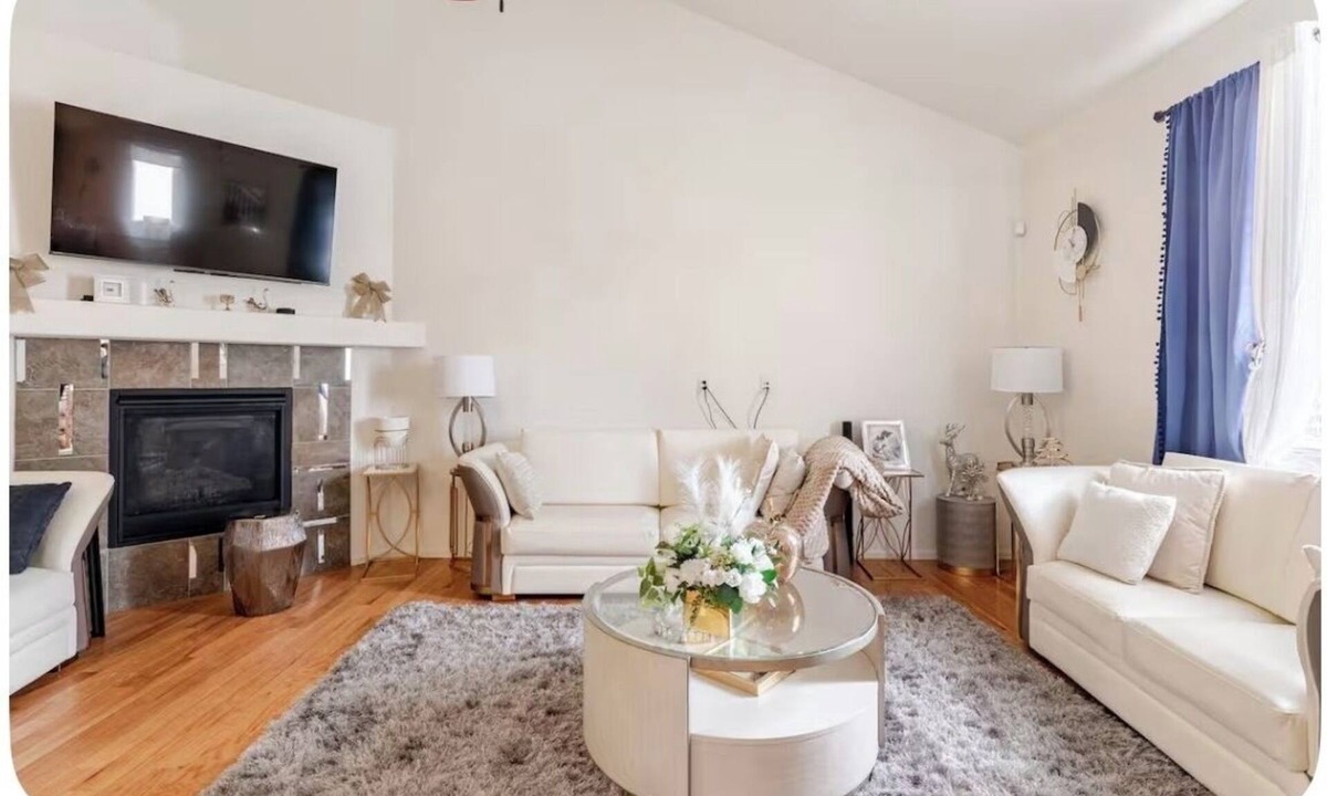 Aurora Bed & Breakfast | Cozy 1-bedroom bed & breakfast in charming Aurora with AC