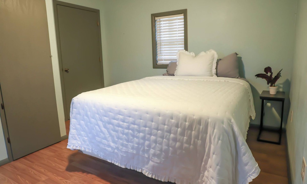 Park Hill Cabin | Cozy 1-bedroom Farm Stay in Tahlequah OK with photo opportunities available