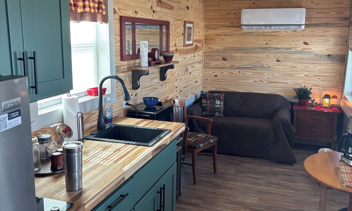 Protection Cabin | Cozy 1-bedroom lodge in lovely Protection KS with AC