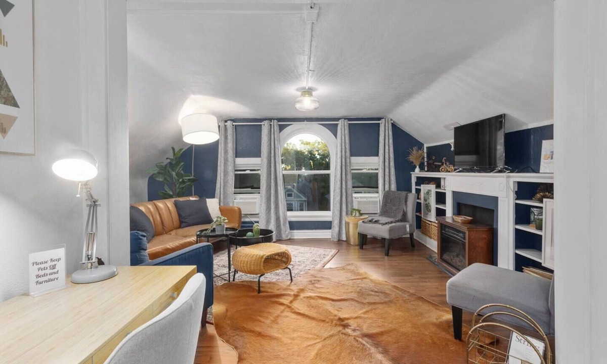 Southmoreland Apartment | Cozy 1BR in Historic Triplex 11