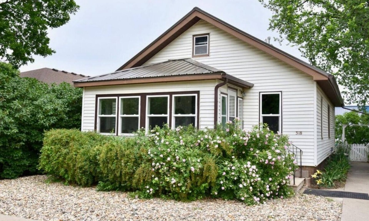 Pierre House | Cozy 2-bedroom bungalow with a river view near downtown