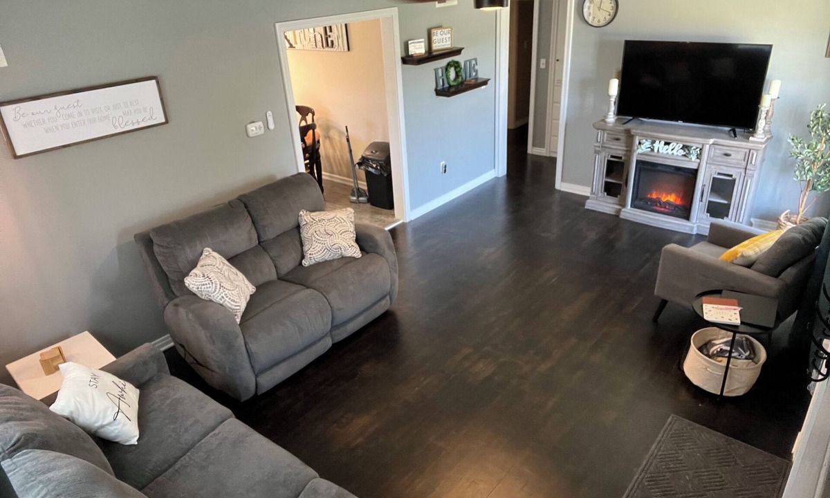 McPherson House | Cozy 2-bedroom home near McPherson College/park with HUGE yard- NO CLEANING FEES