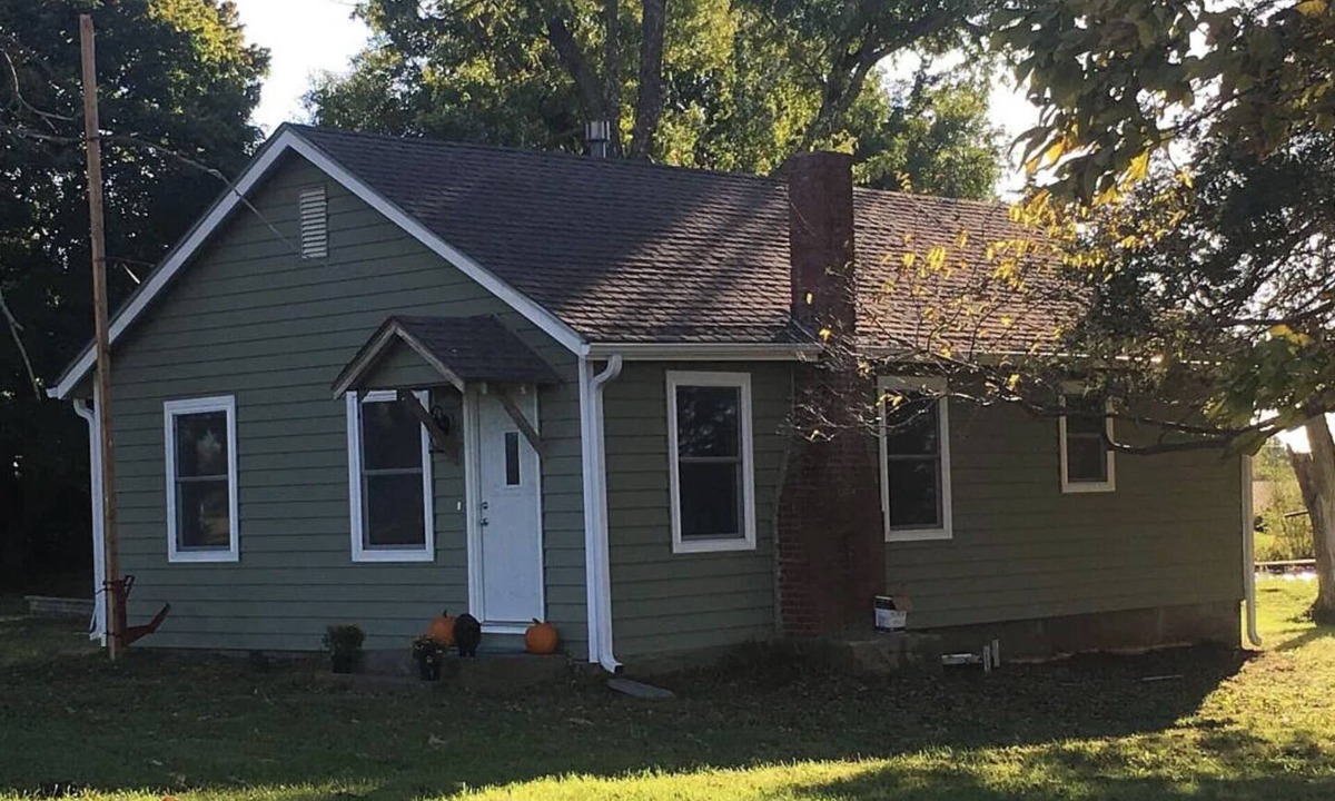 New Century House | Cozy 2-bedroom house in tranquil Eudora Kansas. Close to FIFA World Cup venues!