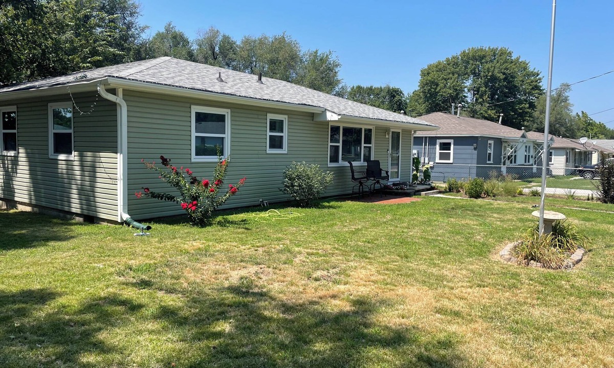 Joplin House | Cozy 2-bedroom house in adorable Joplin with Pool Table