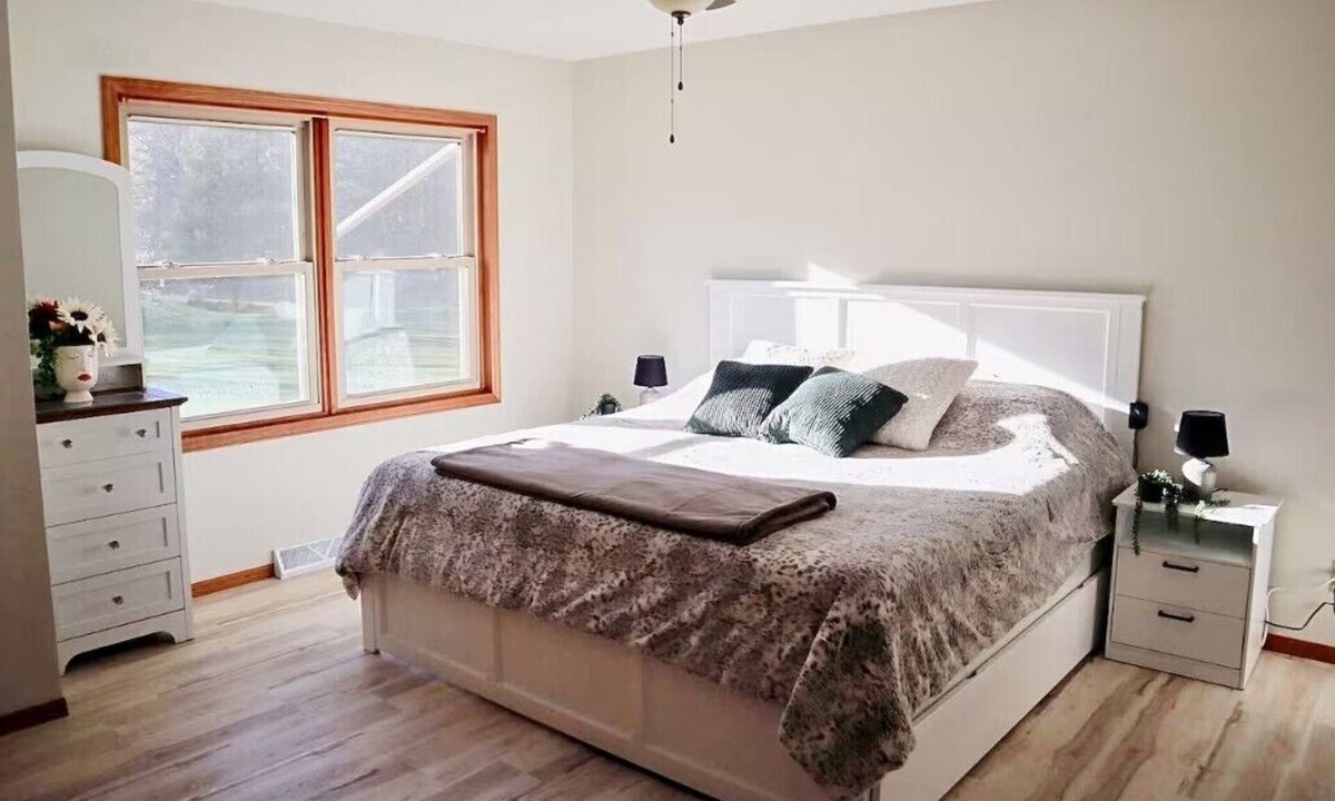 Holmen House | Cozy 2-bedroom house on 10 acres with country charm and close to everything!