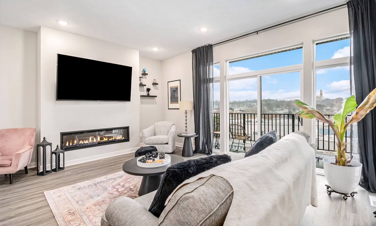Dundee-Happy Hollow Historic District House | Cozy 2-bedroom townhome in charming Omaha