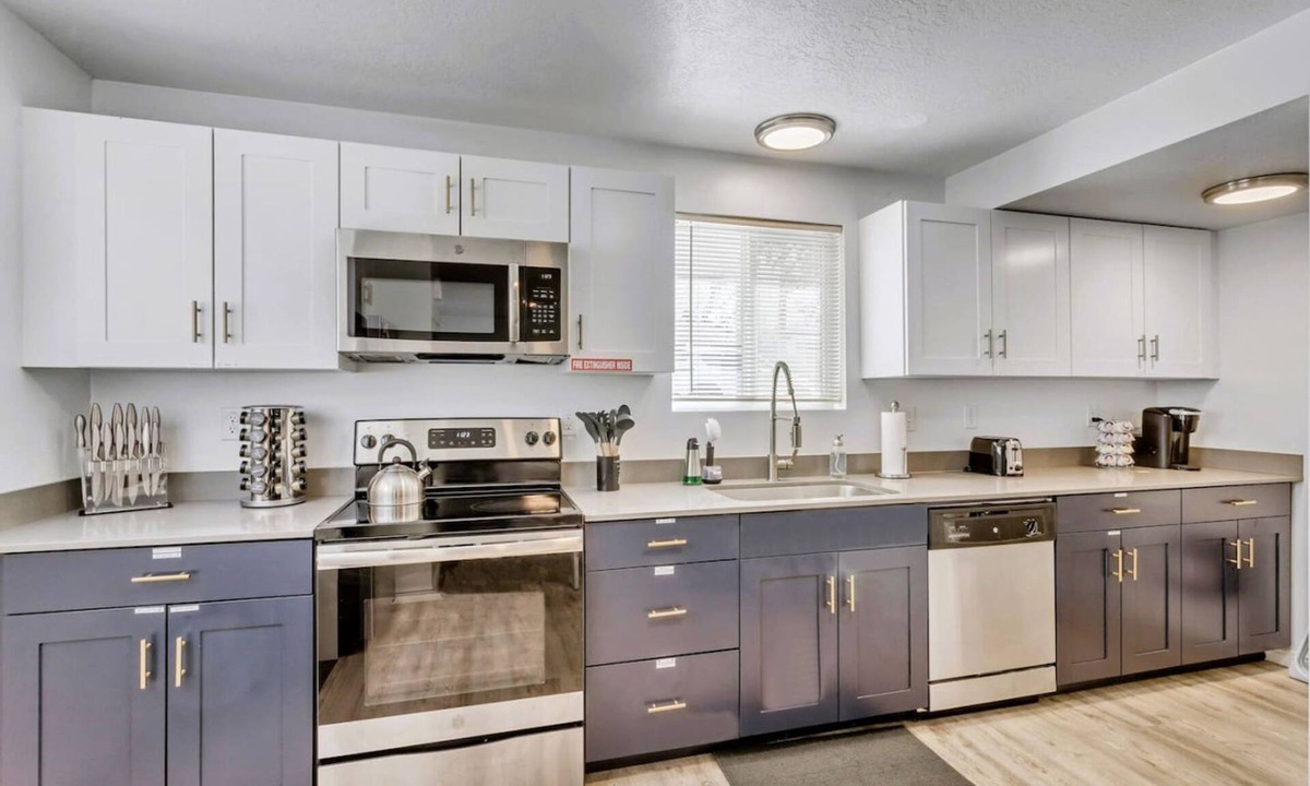 Sugar House Apartment | Cozy 2BR Apt w Parking Near Downtown SLC