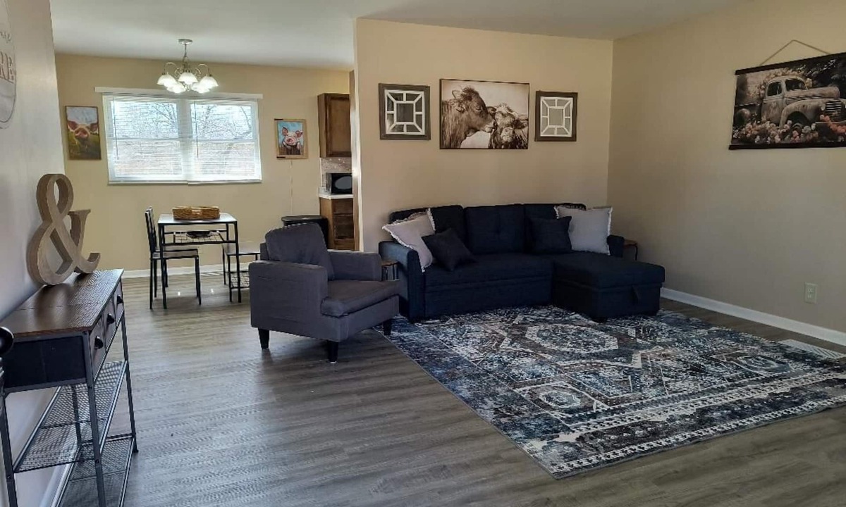Topeka House | Cozy 3-bedroom house near I-70. Close to downtown Topeka and Lake Shawnee.