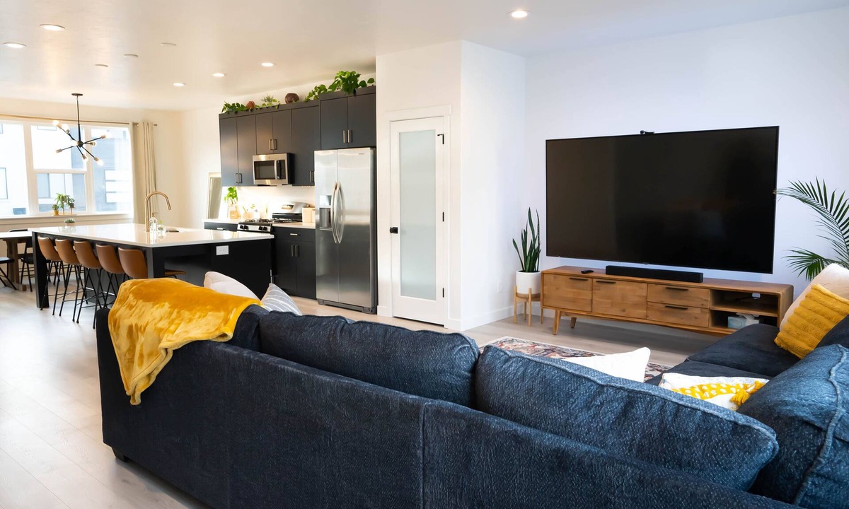 American Fork House | ✨Cozy and Modern 4BD Townhome 📺 w/86 inch Television ✨
