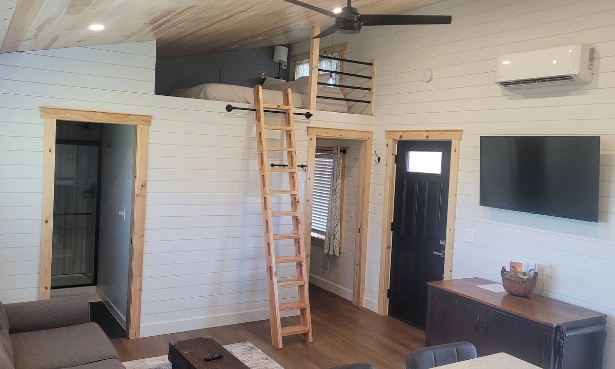 Holton Cabin | Cozy and modern cabin adjacent to Banner Creek Lake by Holton, KS.