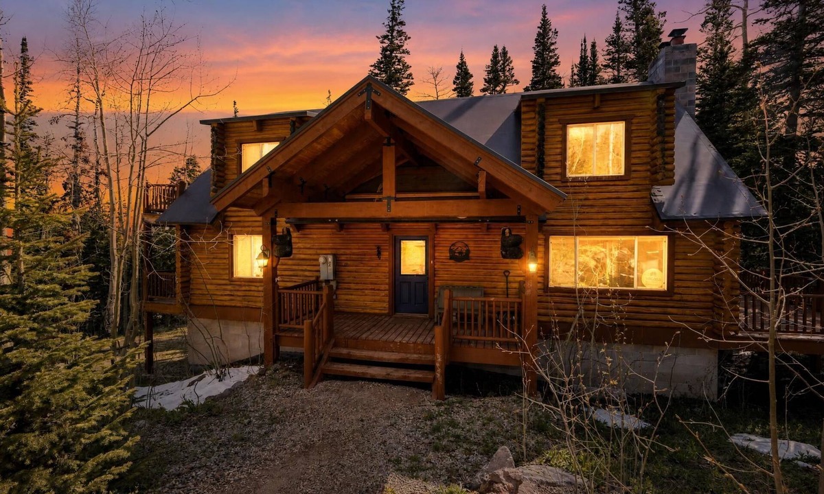 Brian Head Cabin | Cozy Brian Head Cabin Retreat: Fireplace & Lofts