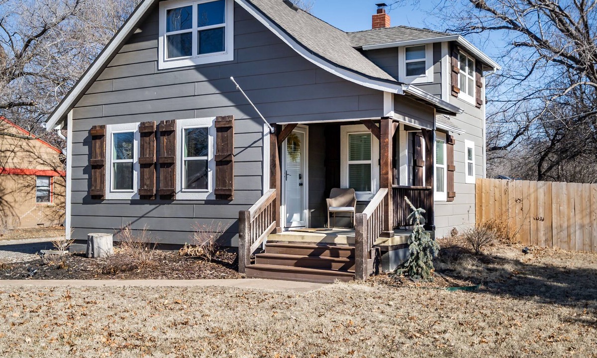 Wichita Cottage | Cozy Cottage within minutes of the airport, Zoo, and restaurants.