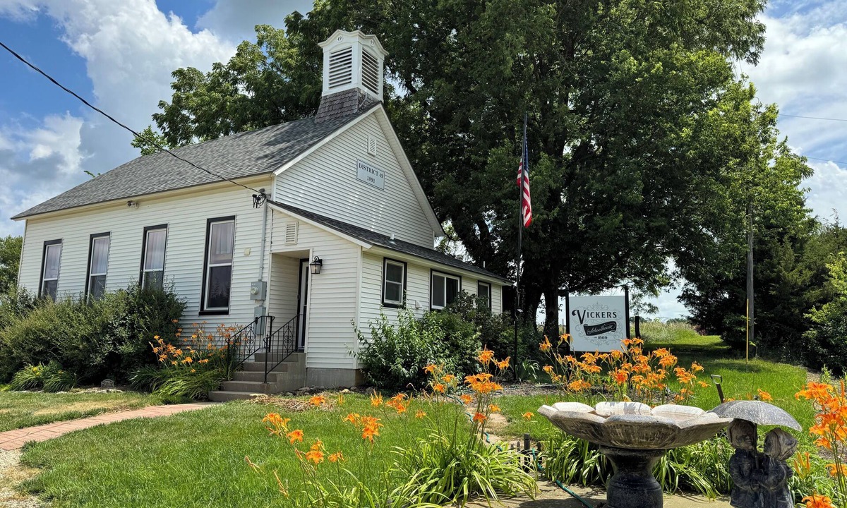 Paola Cottage | Cozy Historic Schoolhouse w/Hot Tub + Views