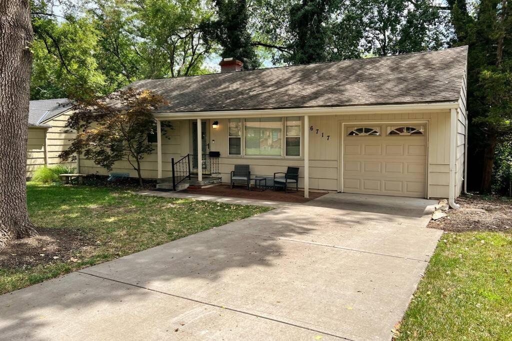 Overland Park House | Cozy home in quiet Overland Park neighborhood