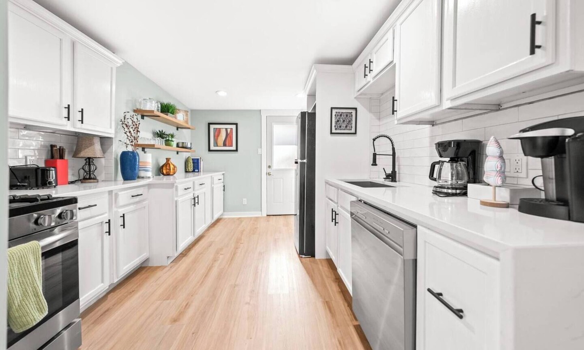 Rosedale House | Cozy Kansas City Getaway | Updated 2BR Bungalow