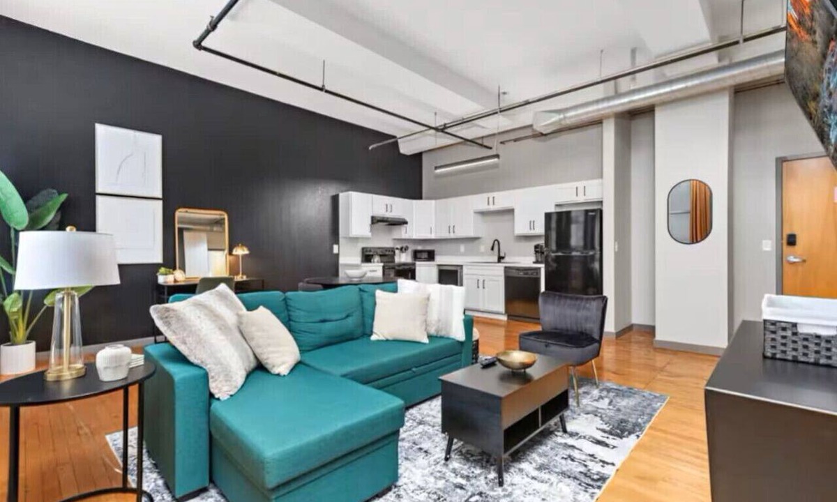 Mission Apartment | Cozy Kansas City Stay | Hot tub + Pool | King Bed