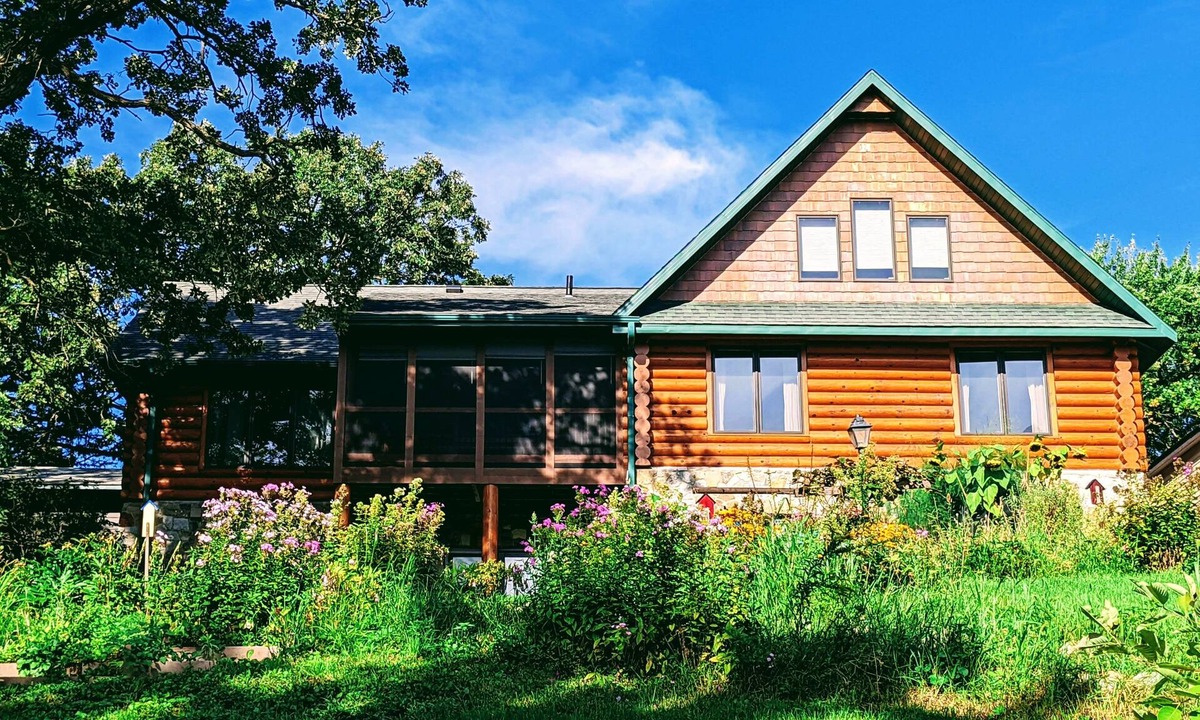 Albert Lea House | Cozy lakefront Log Home. Hot tub, kayak, yard toys, game room. Pontoon for rent.