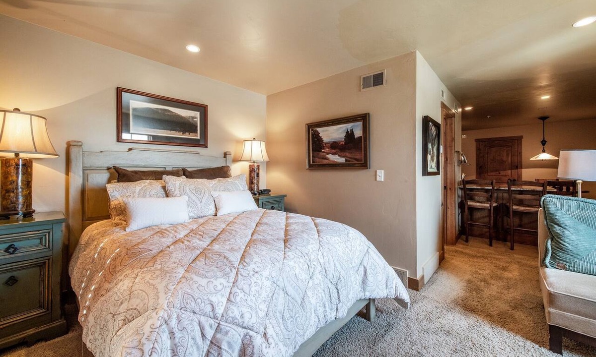 North Park City Condo | Cozy Park City Studio Near Park City Mountain Resort-Full Kitchen & Fireplace