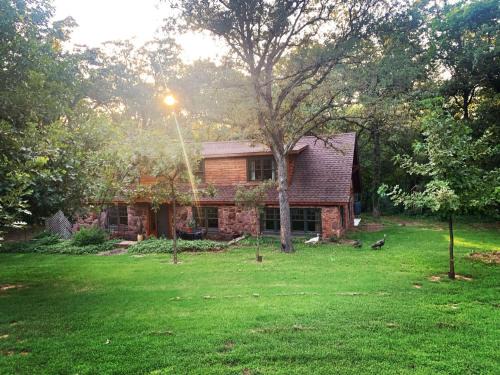Edmond House | Cozy Route 66 Cabin with Hot Tub in Edmond, OK