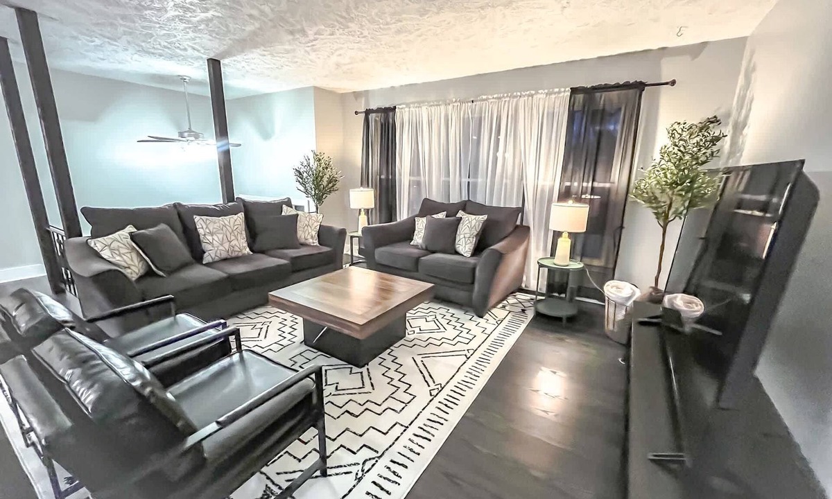 Omaha House | Cozy & Sleek 3 bd 3 b Sleeps 8