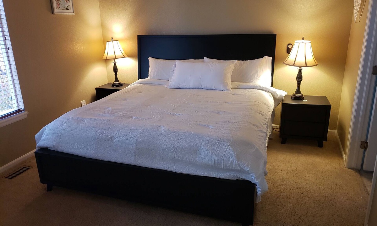 Green Valley Ranch House | Cozy Stay 4 Bedroom/3 Bathroom, 1 Kitchen, w/Washer & AC/Heating