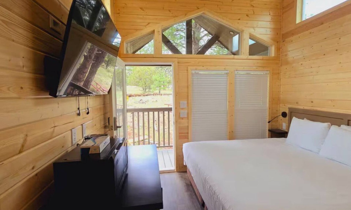 Page Cabin | Cozy Tiny Home Sleeps #12E-F