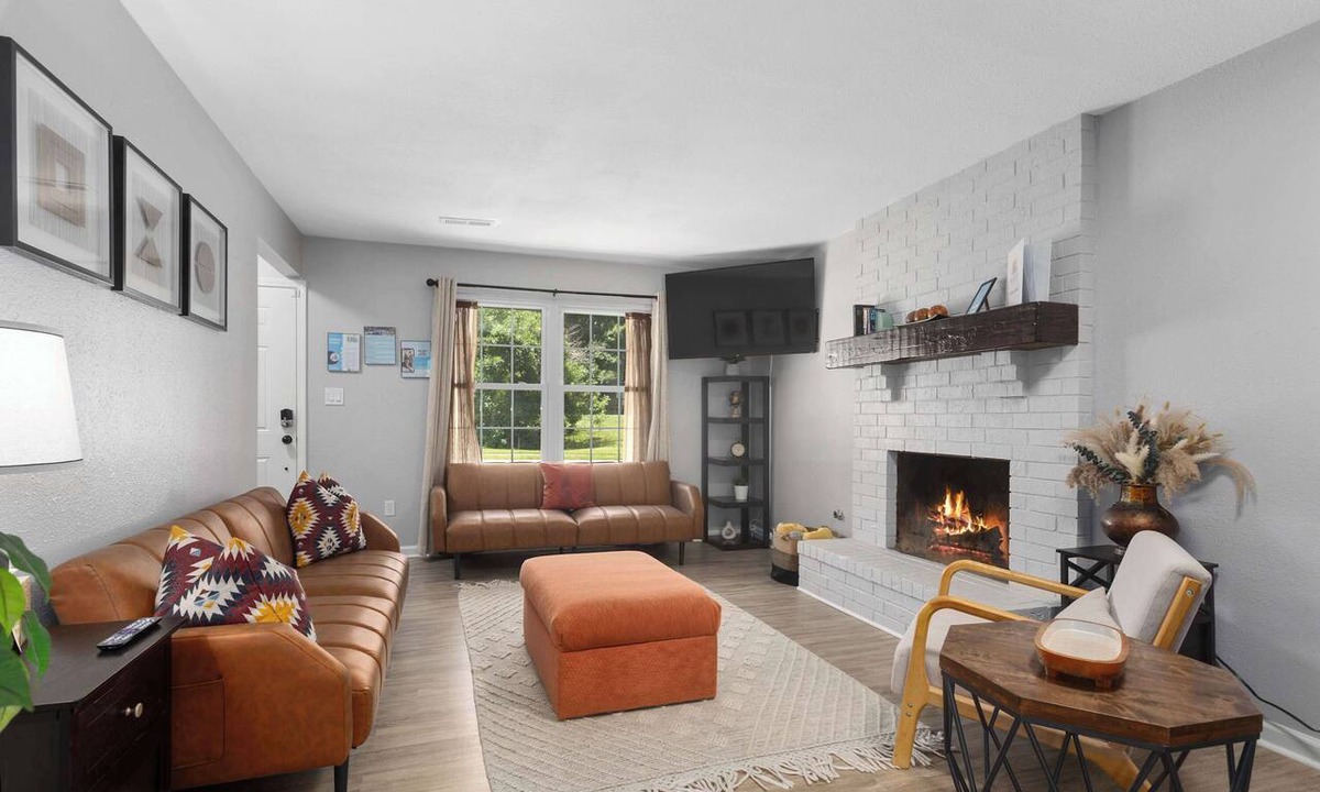 Blue Springs House | Cozy Townhouse Sleeps 9 Firepit 3 King Beds