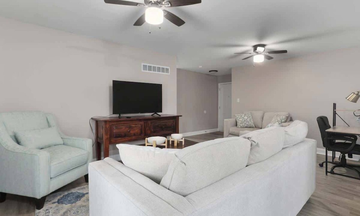 Overland Park House | Cozy Updated 3BRAdvent Health