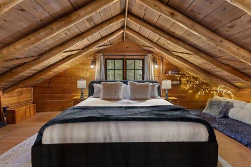Black Hawk House | Cozy Updated Cabin w Barrel Sauna EV Charger