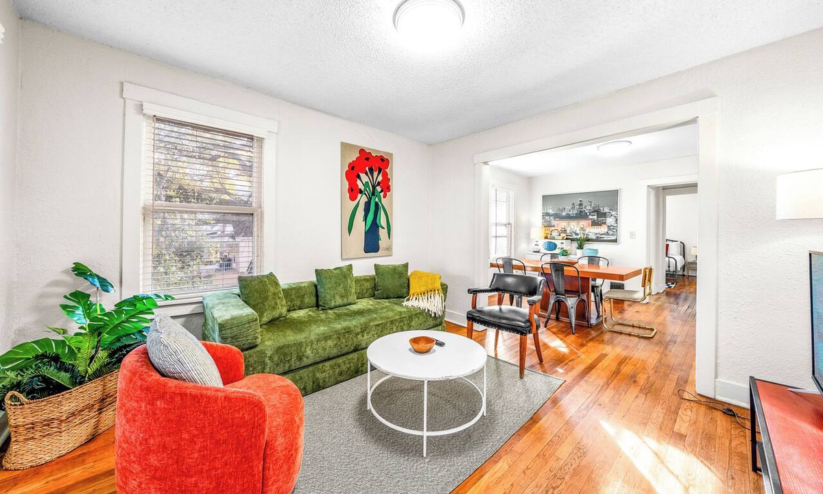Southmoreland Condo | Cute And Cozy, Private and Quiet. Central KC