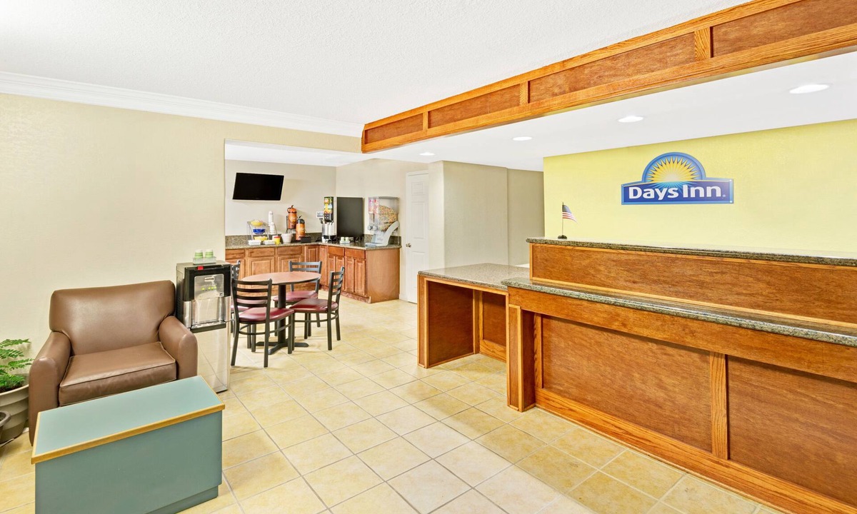 Overland Park Hotel | Days Inn by Wyndham Overland Park/Metcalf/Convention Center
