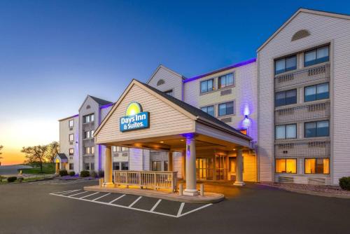 Kansas City Hotel | Days Inn & Suites by Wyndham Kansas City South