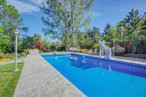 Briargate House | Deep Blue Spacious Escape w Hot Tub & Playground