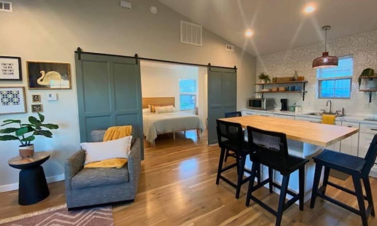Joplin House | Deluxe Studio w/great location! Sleek & stylish!