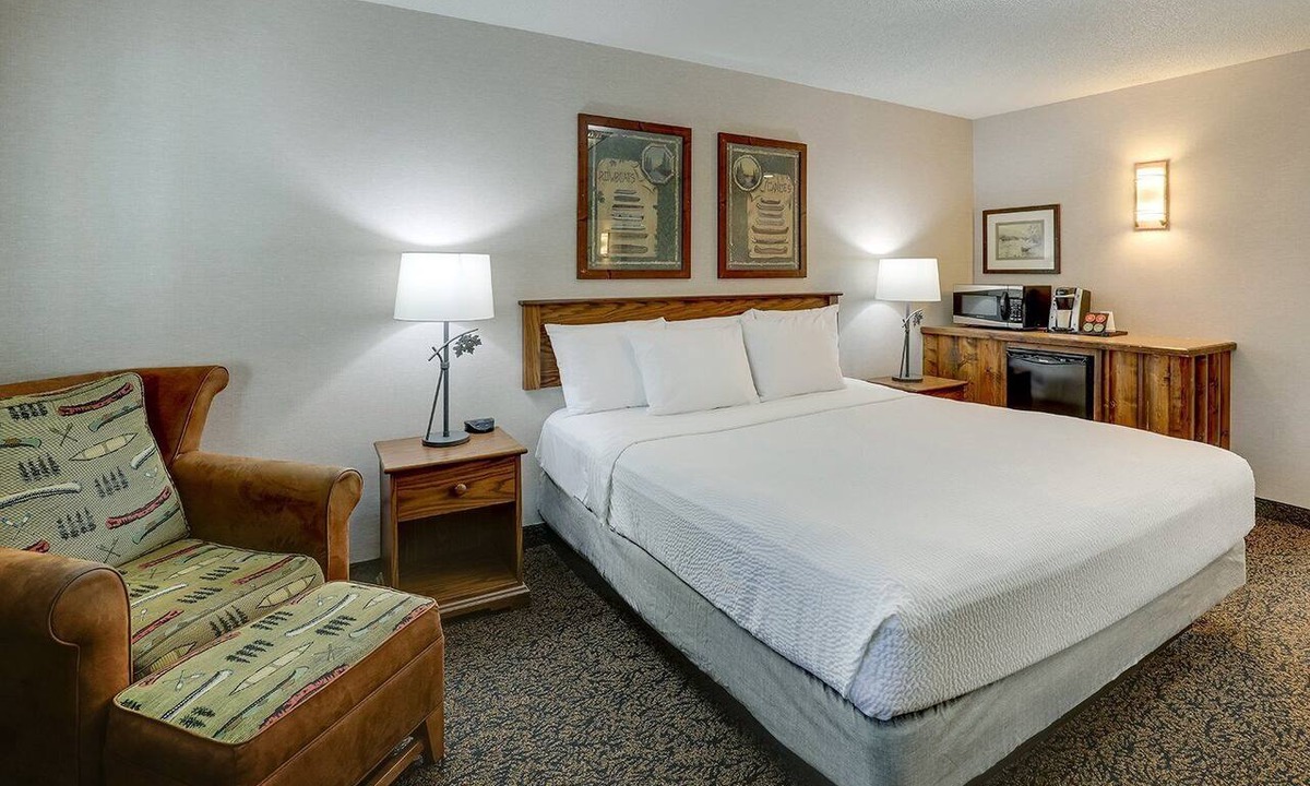 Johnston Hotel | Des Moines Stay w/Onsite Pool and Gym | 0.5 mi to Texas Roadhouse