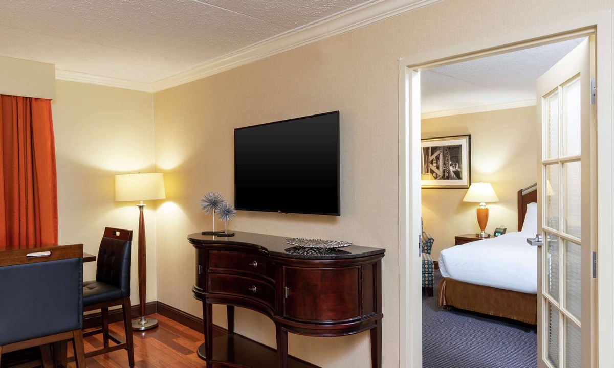 East Paris Hotel | DoubleTree by Hilton Hotel Grand Rapids Airport