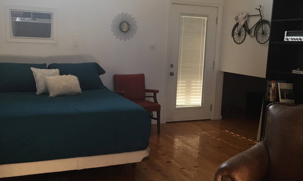 Lockhart Apartment | Downtown Art Studio Apartment