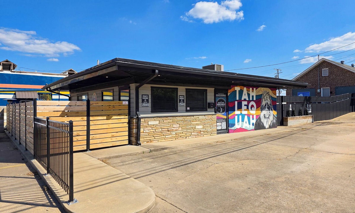 Tahlequah House | Downtown Tahlequah! Amazing Patio, Walkable to Restaurants/Bars, Wi-Fi +