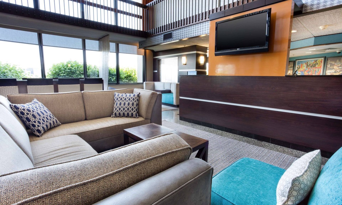 Waldron Hotel | Drury Inn & Suites Kansas City Airport