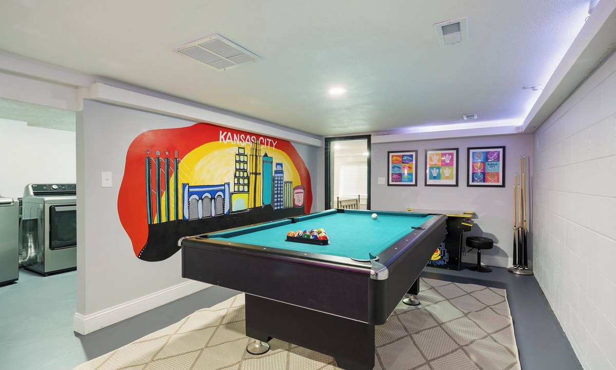 Riverview House | DTWN KCK - 6 beds with Pool Table & Arcade Games - 7 min to PNL!