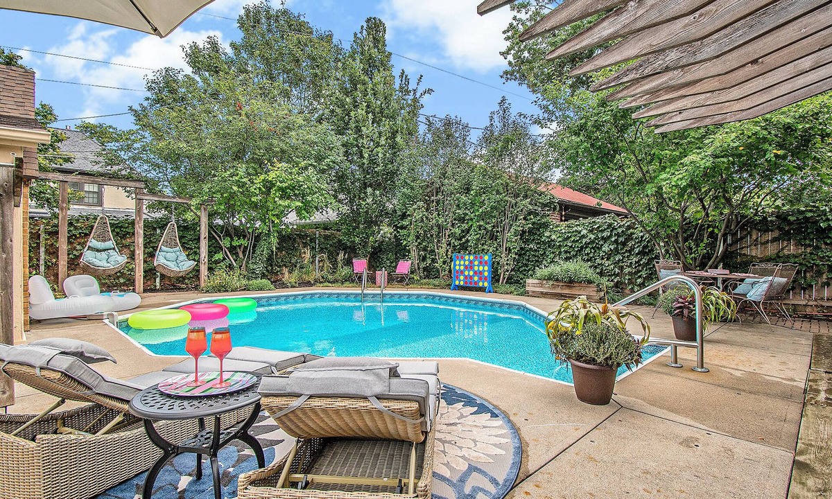 Dundee-Happy Hollow Historic District House | Dundee Gem, heated salt water pool, holiday décor