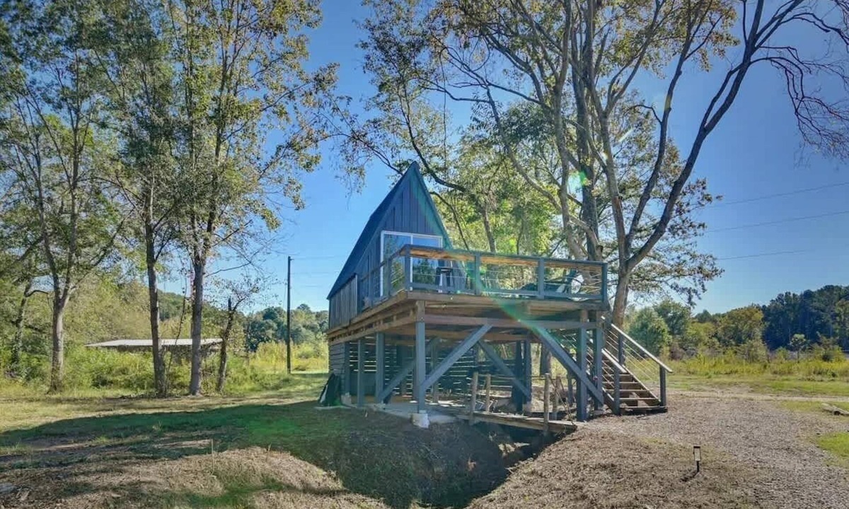 Cherokee Cabin | Eagle’s Nest Couples Escape w/Hot Tub & Firepit