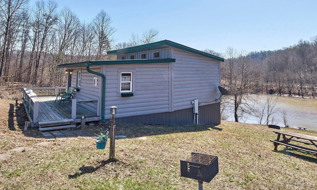 Statts Mills Cabin | Eagles Perch Lakefront Cabin
