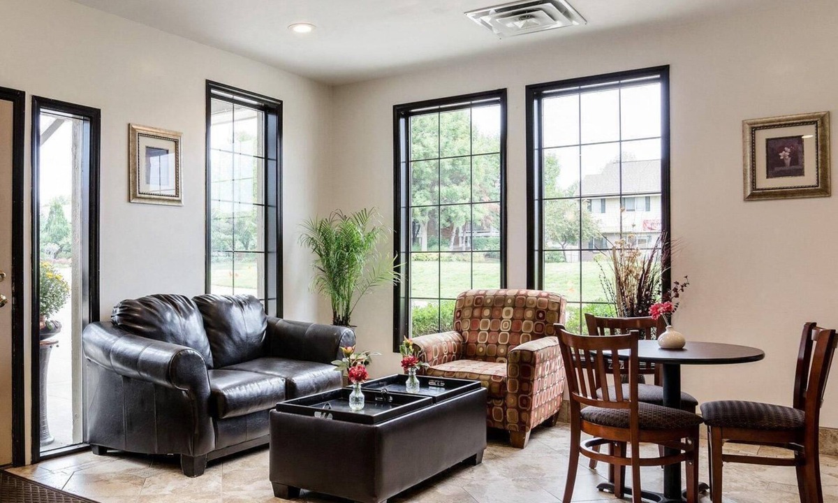 Sunset Hills Hotel | Econo Lodge Lawrence near University