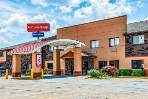 Southwest Topeka Hotel | Econo Lodge Topeka at Wanamaker