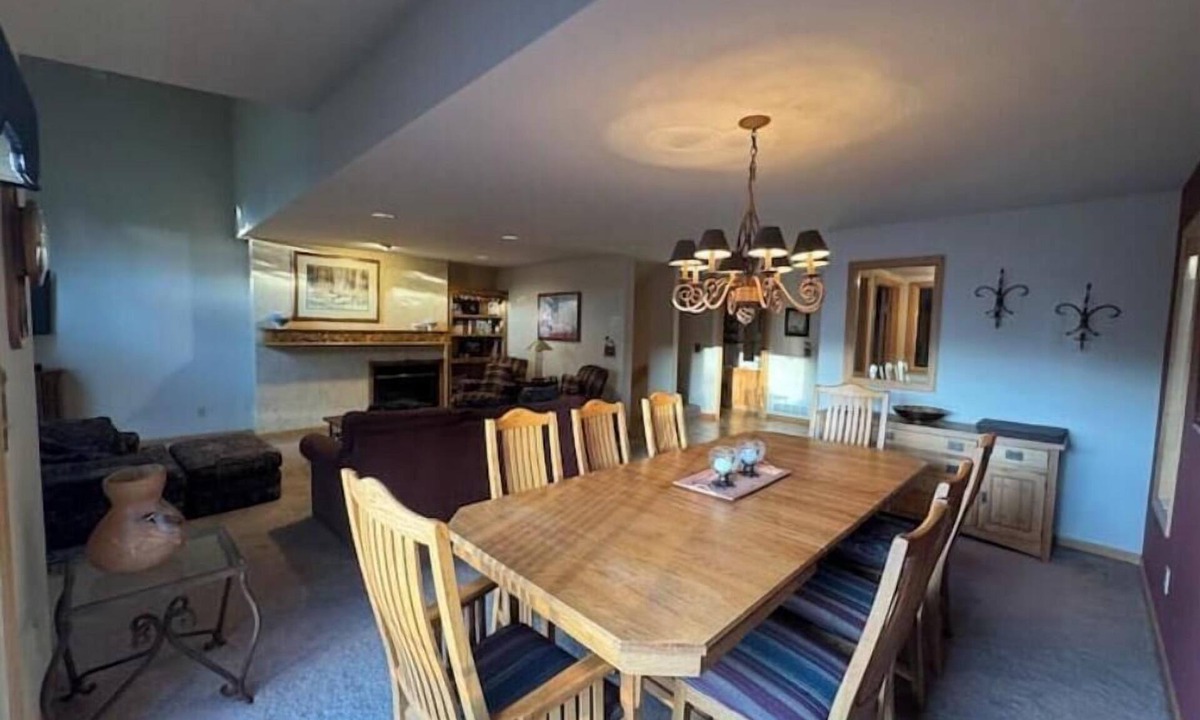 Edwards House | Edward’s Escape - 4BR Getaway