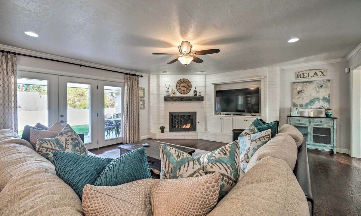 Oklahoma City House | Elegant NW Oklahoma City Home w/Spacious Yard