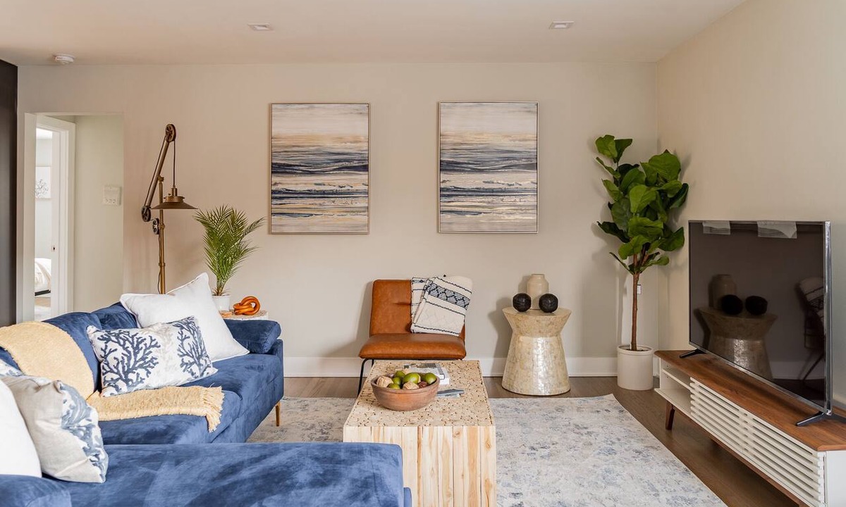 South Evanston Apartment | Elegantly Designed 1BR Right Next to Beach